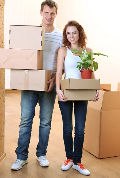 Jong koppel verhuist naar nieuw huis — Stockfoto