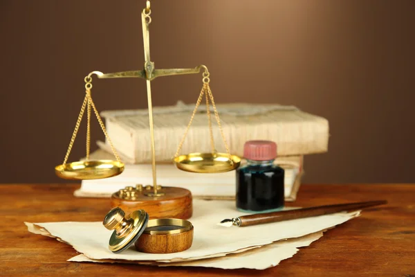 Holzstempel, Maßstäbe der Gerechtigkeit und alte Papiere auf Holztisch — Stockfoto