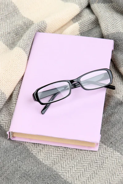 Komposition mit altem Buch, Brille — Stockfoto