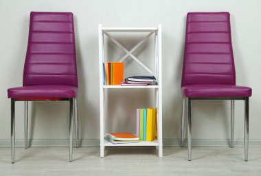 modern renkli sandalyeler, ahşap stand, duvar fon üzerine kitap ile güzel iç