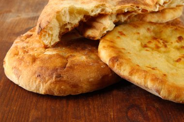 Pita ekmekler ahşap zemin üzerinde