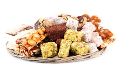 hasır tepsi, üzerinde beyaz izole lezzetli oryantal tatlılar