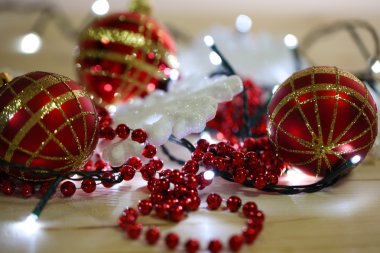 Noel süsler ve çelenk