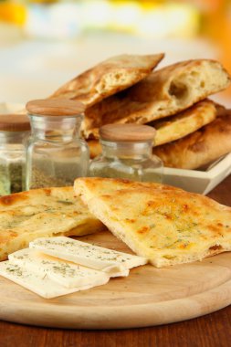 pide ekmek peynir ahşap stand ve tablo parlak zemin üzerine baharat