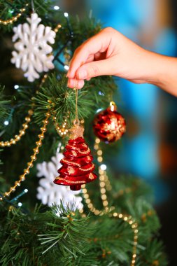 Parlak arkaplanda Noel ağacı süsleme