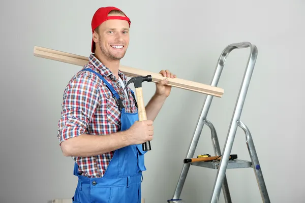 Portret van de jonge voorman in de kamer — Stockfoto