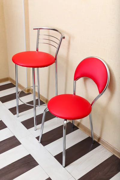 Bel intérieur avec des chaises modernes en cuir sur plancher de bois — Photo