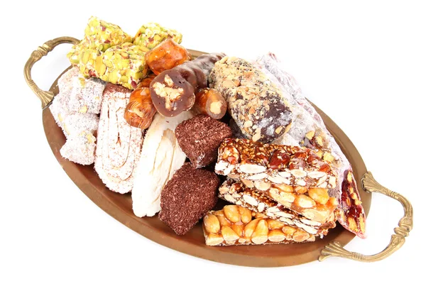 Sabrosos dulces orientales en bandeja de metal, aislados en blanco — Foto de Stock