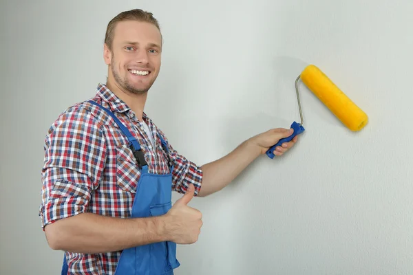 Porträtt av ung förman på grå bakgrund — Stockfoto