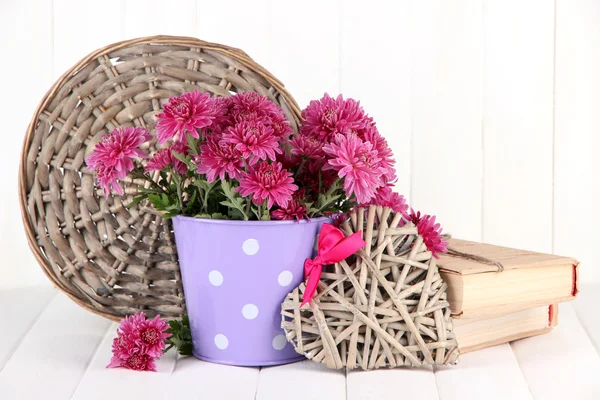 粉红色菊花白色木制背景上的存储桶中的花束 — 图库照片
