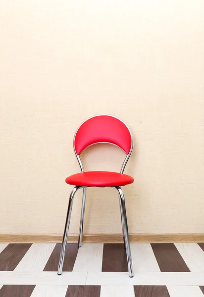 Hermoso interior con silla de cuero moderna en piso de madera —  Fotos de Stock