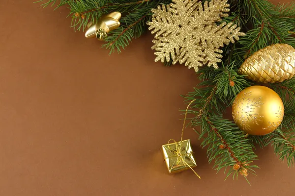 Güzel Noel süsleri çam ağacı üzerinde kahverengi zemin üzerinde — Stok fotoğraf