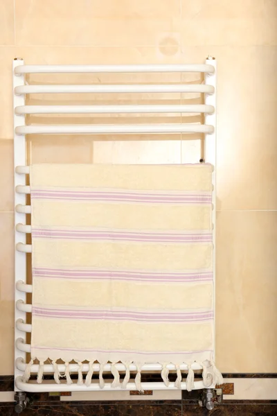 彩色毛巾在浴室里的散热器 — 图库照片
