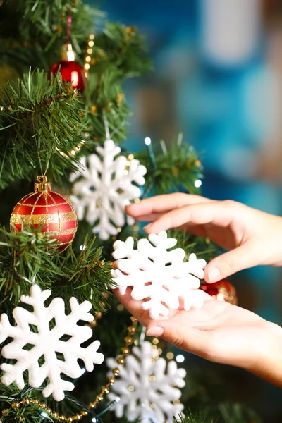 Decoreren kerstboom op heldere achtergrond — Stockfoto