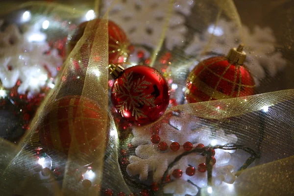 Enfeites de Natal e guirlanda em fundo brilhante close-up — Fotografia de Stock