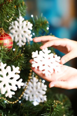 Parlak arkaplanda Noel ağacı süsleme