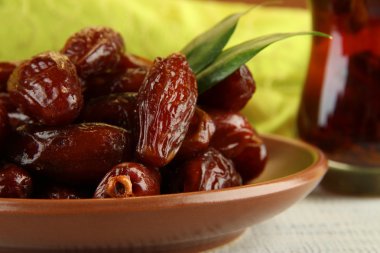 tarihler plaka üzerinde kumaş arka masada çay ile kurutulmuş