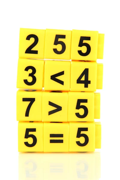 Образовательные кубики с различными числами, изолированные на белом — стоковое фото
