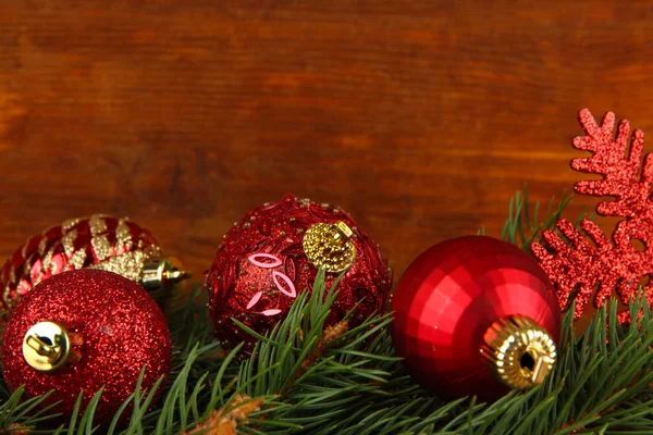 Hermosas decoraciones de Navidad en abeto en la mesa sobre fondo de madera —  Fotos de Stock