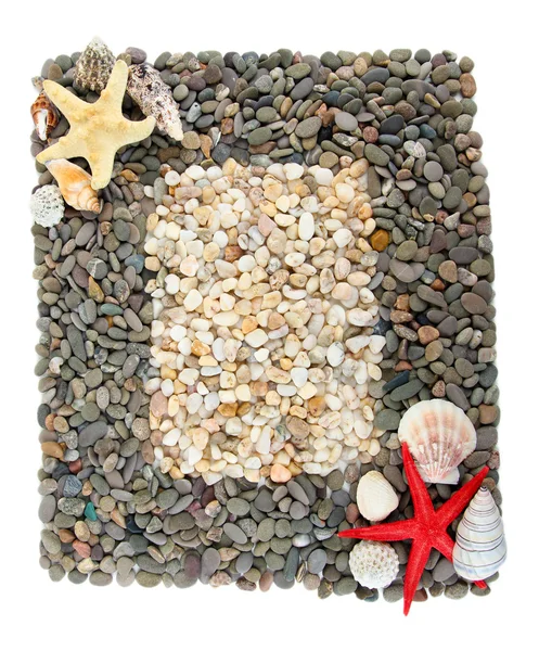 Cadre de petites pierres de mer et coquillages, isolé sur blanc — Photo