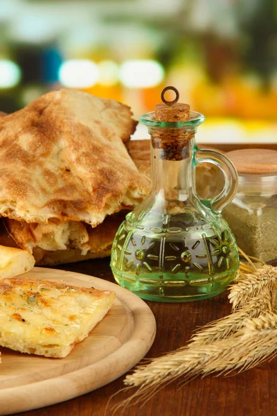 Pita chléb na dřevěných stojanových s olejem na stole na světlé pozadí — Stock fotografie