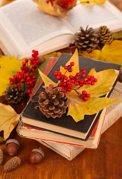 Livres et feuilles d'automne sur table en bois close-up — Photo