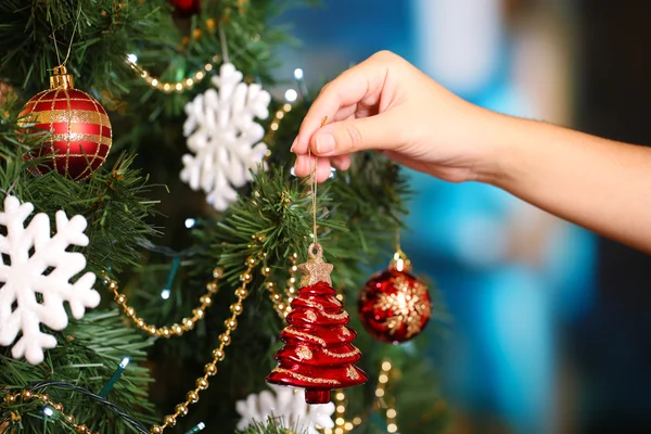 Decoreren kerstboom op heldere achtergrond — Stockfoto