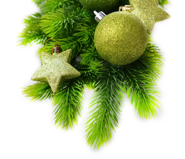 Palle di Natale e stelle decorative su abete, isolato su bianco — Foto Stock