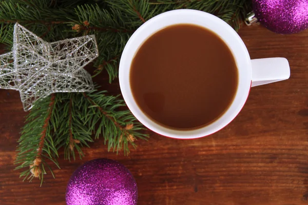 Šálek horkého kakaa s vánoční ozdoby na dřevěné pozadí — Stock fotografie