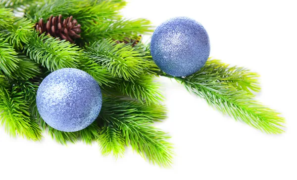 Boules de Noël sur sapin, isolées sur blanc — Photo