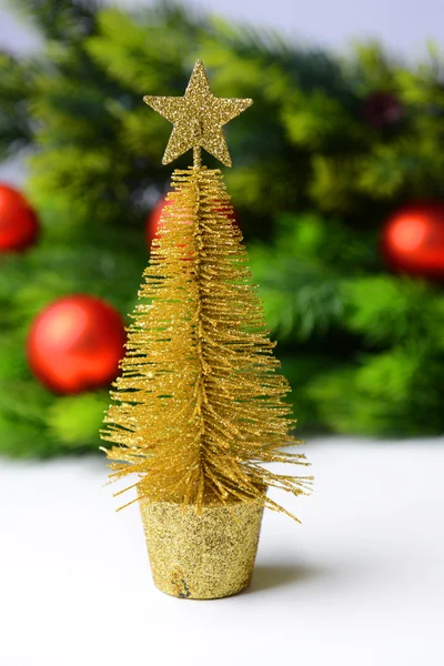 Dekorativa julgran, fir tree gren, isolerad på vit — Stockfoto