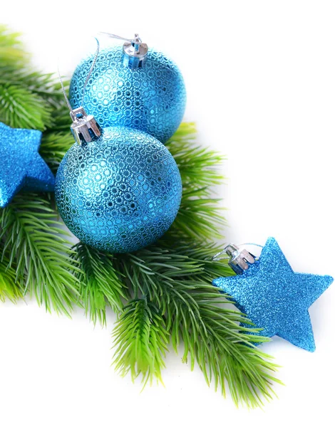 Bolas de Navidad y estrellas decorativas en abeto, aisladas en blanco —  Fotos de Stock