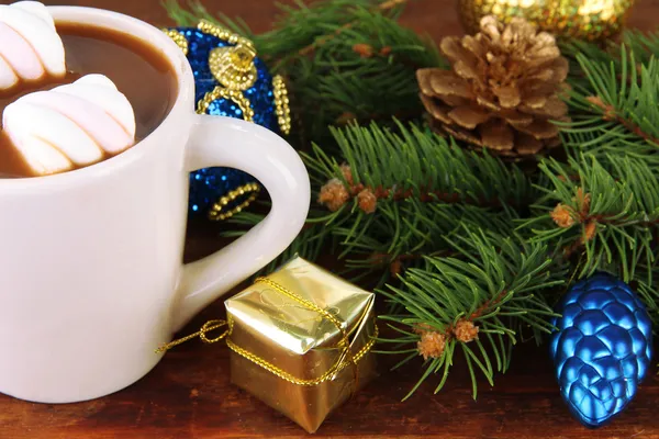 Copo de cacau quente com decorações de Natal em fundo de madeira — Fotografia de Stock