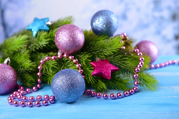 Weihnachtskugeln auf Tanne, auf farbigem Hintergrund — Stockfoto