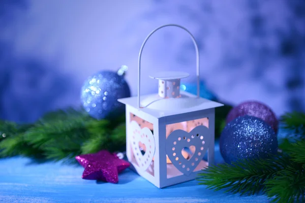 Lanterne de Noël, sapin et décorations sur fond clair — Photo