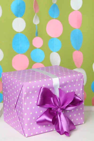 Schönes Geschenk auf dem Tisch auf hellem Hintergrund — Stockfoto