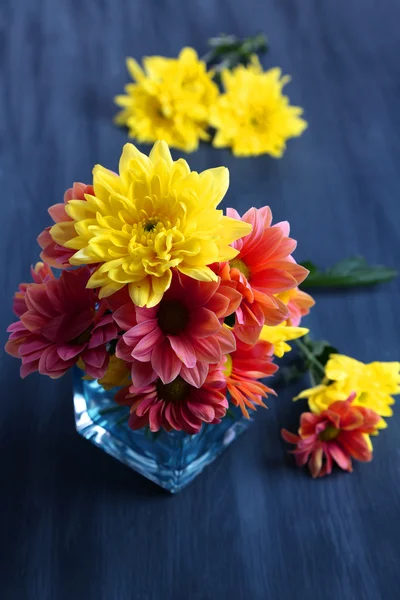 Chrysanthemum flowers in vase on wooden table close-up — Stock Photo, Image