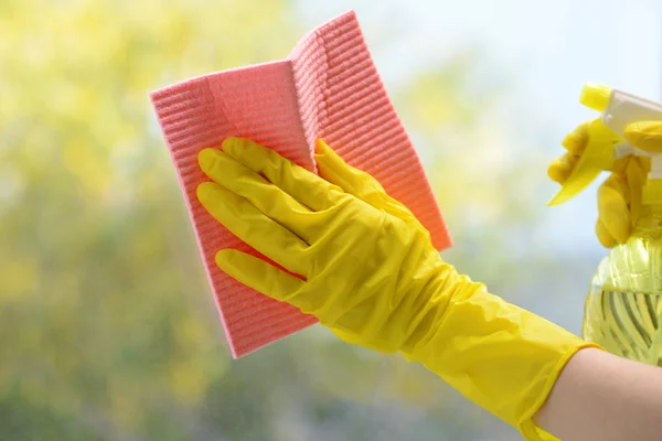 Mani con spray pulizia della finestra — Foto Stock