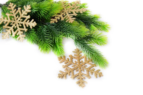 Рождественские декоративные снежинки на елке, изолированные на белом — стоковое фото