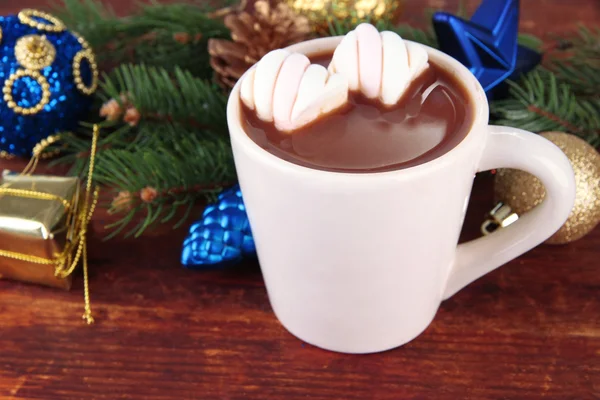 Tazza di cacao caldo con decorazioni natalizie su sfondo di legno — Foto Stock