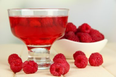 ahşap masa üzerinde taze çilek ile jöle