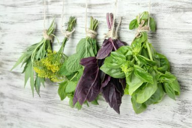 Ahşap arka planda taze bitkiler