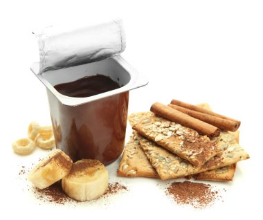 Açık plastik kap üzerinde beyaz izole krem çikolata