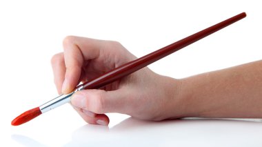 el ile üzerine beyaz izole kırmızı boya fırçası tutarak