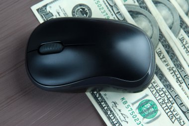 ahşap zemin üzerinde dolar üzerinde bilgisayar fare