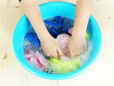 el ahşap masa yakın çekim üzerinde plastik kapta yıkama