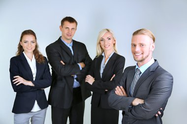 Grup iş adamları gri arka plan üzerinde