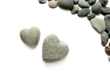 gri taşların üzerinde beyaz izole kalp şeklinde