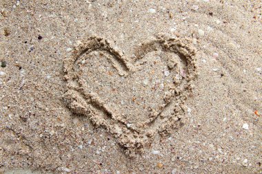 kalp, kum zemin üzerine resim