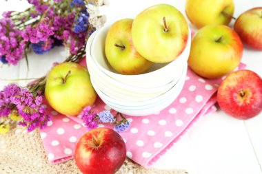 Beyaz ahşap masa üzerinde plaka üzerinde Sulu elmalar